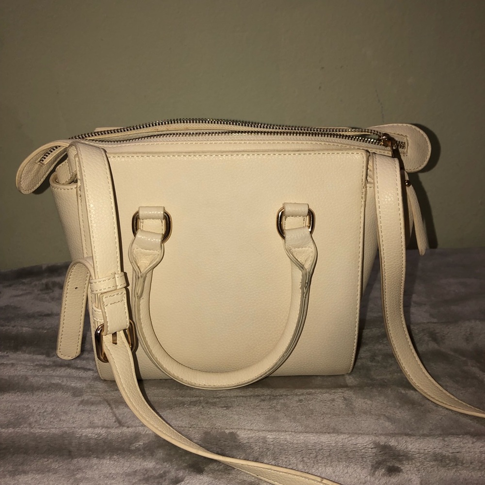 White crossed shoulder bag